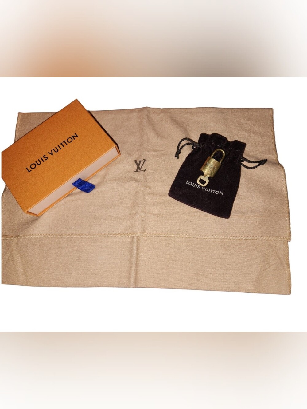 4pcs Louis Vuitton Padlock & Logo Velvet Pouch/ Madium LV Bag Dust Cloth & Box